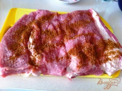 Филе свинины разрезаем в пласт. Солим и посыпаем смесью перцев. Тщательно втираем в мясо.