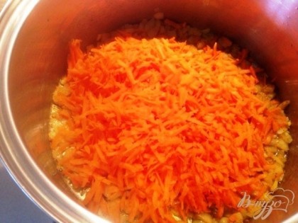Затем добавляем морковь и обжариваем 10 минут с добавлением остальных специй и приправ.