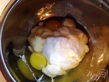 Смешиваем яйца, сметану и майонез с добавлением специй.