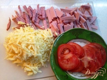 Нарезаем два вида колбасы соломкой, помидоры кружочками, сыр терм на терке.
