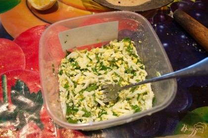 Приготовьте начинку. Отварные яйца натереть на терке или нарезать мелко кубиком. Измельчите зелень. К начинке добавьте немного соли и она готова.