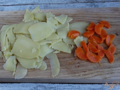 Отвариваем картофель и морковь. Очищаем их и крошим в виде слайсов. В оригинальном рецепте предлагают превратить картофель в пюреобразное состояние, но вкусно будет в любом варианте.