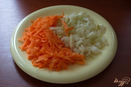 Репчатый лук и морковку нарезаем привычным способом.