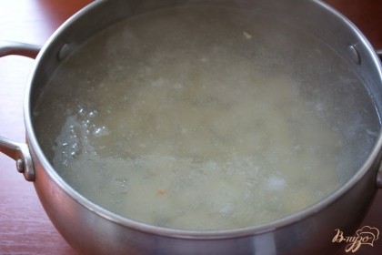 Картофель заливаем бульоном. Ставим вариться.