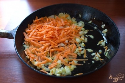 На растительном масле обжариваем до мягкости лук, добавляем морковь. Тушим.