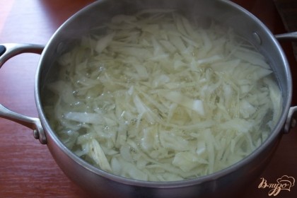 К кипящему бульону с картофелем добавляем капусту.