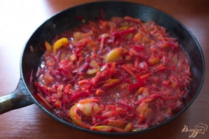Добавляем в зажарку нарезанный болгарский перец. Обжариваем. Добавляем томатную пасту, влейте немного воды. Тушите до мягкости.
