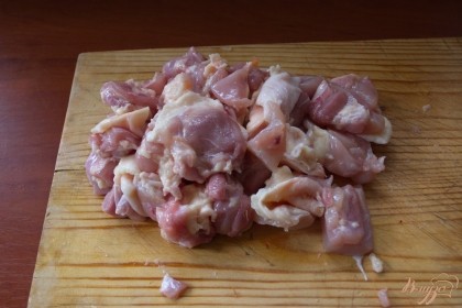 Мясо птицы нарезаем мелко. Можно использовать курицу или индейку.