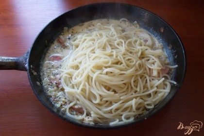 Перекладываем спагетти к соусу. Перемешиваем.