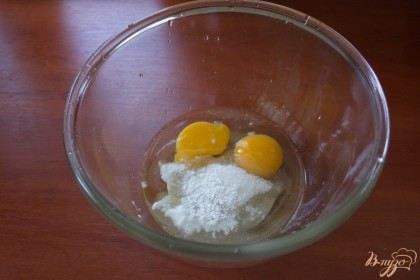 Для приготовления блинов в миску вбейте 2 яйца, добавьте разрыхлитель, сахар,ванильный сахар, соль.