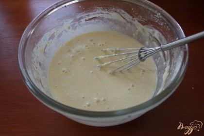 Просейте муку и заведите тесто. В тесто следует добавить пару столовых ложек растительного масла.
