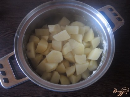 Отваренный картофель (на фото можно разглядеть, насколько мелко он должен быть порезан в сыром виде) отправляем в прохладное место на 5-10 минут.