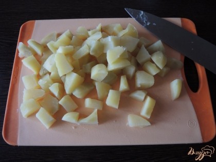 Остывшую картошку режем ещё мельче, чтобы салат было удобно есть. В нашем случае мы порезали каждый кусочек ещё на три части.
