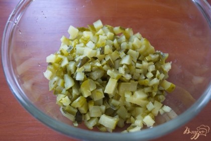 Для приготовления салата Столичный с курицей нам нужно консервированные огурчики нарезать мелко.