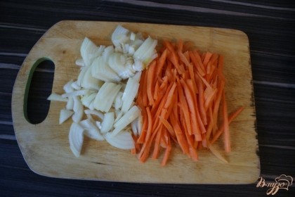 Режем крупно морковь и лук.