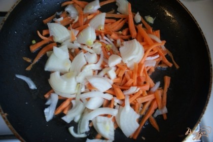 На этой же сковороде на сильном огне (это важно, так как овощи должны быть хрустящими внутри и поджаристым снаружи) обжариваем лук и морковь.