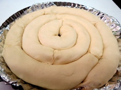 Начинаем выкладывать пироги по спирали в форму начиная с наружной стороны.