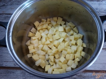 Возьмем картофель, очистим его и нарежем небольшими кубиками. Заливаем в кастрюлю необходимый для окрошки объем холодной чистой воды и варим картофель до готовности (не переварите, иначе кубики потеряют свою форму!), немного присолив воду.