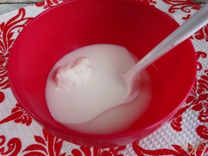 В отдельной миске соединим молоко, постное масло и сметану. Немного посолим смесь и размешаем до однородности.