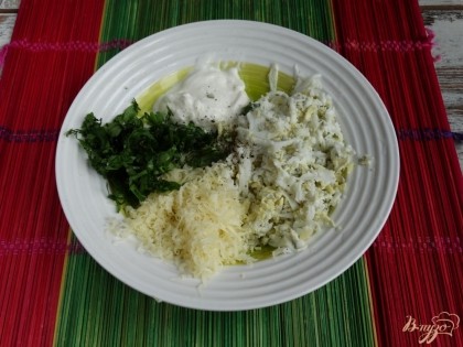 Начинку для гречаников готовим из натертого сыра и отварного яйца, измельченной  зелени, соли, перца, сметаны. Эти продукты перемешиваем.
