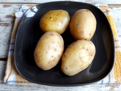 Возьмите клубни картофеля правильной (круглой или овальной) формы, помойте их с щеткой и отварите в чуть подсоленной воде до готовности, «в мундирах».
