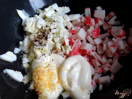 Подготовьте начинку. Крабовые палочки мелко порежьте. Яйца отварите и очистите, так же измельчите. Добавьте майонез, соль, молотый перец и сушеный чеснок. Перемешайте.