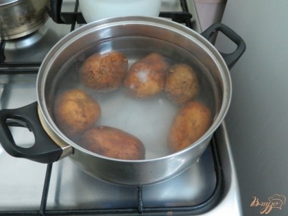 У нас заранее сварен и охлаждён картофель.