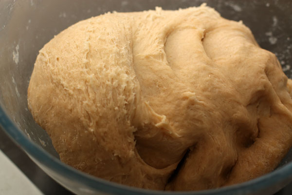 В большую миску просейте муку, добавьте дрожжи, соль и масляную смесь. Замесите мягкое тесто и поставьте в теплое место для подъема на час. 