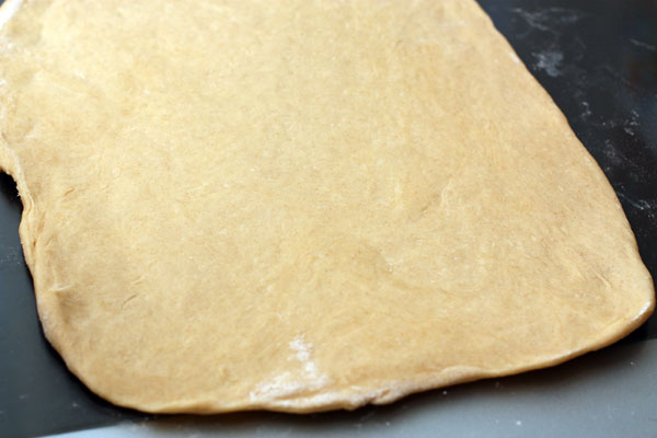 Готовое тесто раскатайте в прямоугольный пласт толщиной 0,5 см. 