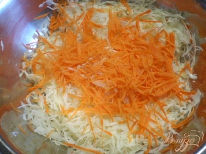 Натрите на крупной терке морквинку.