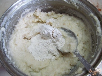 Из картофеля приготовить пюре на молоке и сливочном масле. Посолить и поперчить, добавить муку.