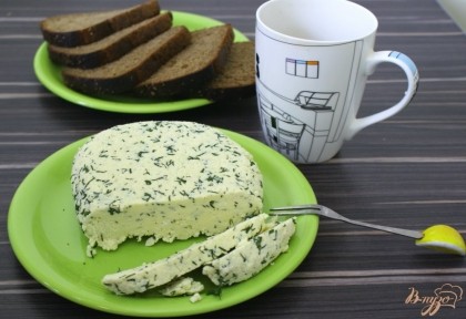 Готово! Утром наслаждаемся вкусным и полезным завтраком. Мы предпочитаем кушать этот сыр на бутербродах с черным хлебом и маслом. Приятного аппетита!