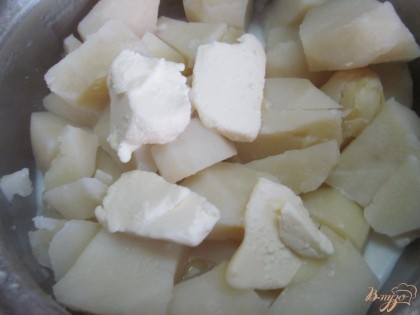 Готовим пюре. Картофель должен быть вкусный. Поэтому воду сливаем и наливаем горячее молоко, добавляем сливочное масло, солим.