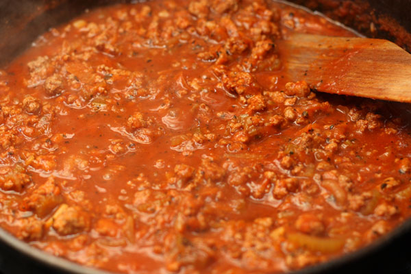 Подавайте спагетти горячими, выложив сверху соус.