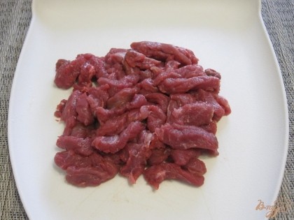 Мясо промыть. Нарезать его брусочками толщиной 1 см.