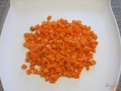 Морковь тоже нарезать маленькими кубиками.