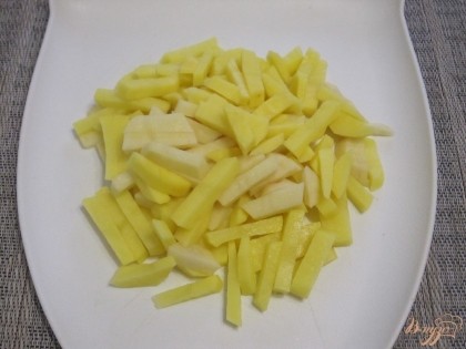 Картошку нарезать брусочками по 1 см толщиной.