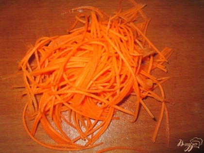 Морковь чистим, моем и натираем на специальной терке.
