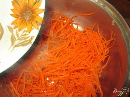Растительное масло необходимо  закипятить и добавить в морковку и хорошо перемишать.Оставить на 1,5-2часа в прохладном месте.