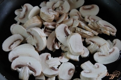 Обжарить грибы на растительном масле.