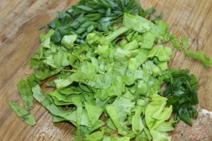 Нарезать лист салата и зеленый лук мелко и посыпать верх печеночного торта.