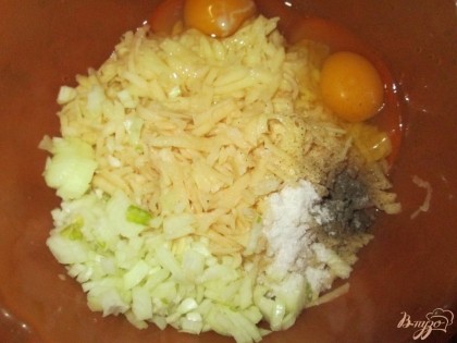 В тёртую картошку добавим яйца, мелко порезанную луковицу, соль,перец чернй молотый.