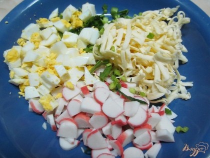 Яйца, лук зеленый (лучше нарезать только зеленую часть), крабовые палочки мелко нарезать. Сыр натереть на крупной терке.