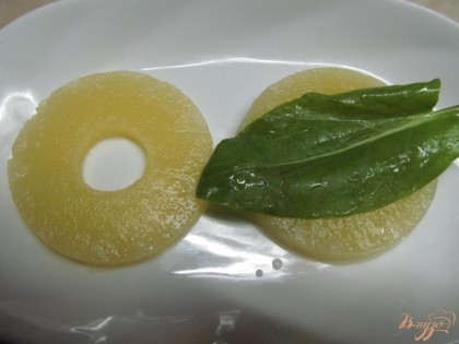 Выложить кольца ананаса, а на ананасы выложить любые листья салата, что бы закрыть дыры.