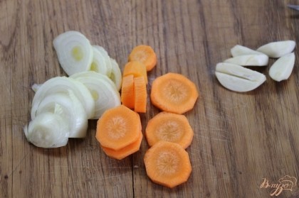 Нарезать овощи крупно, чеснок пусть будет целый.