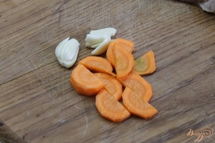 Морковь нарезать полукольцами, чеснок на четыре части.
