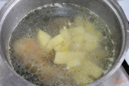 Картофель очистить и нарезать средним кубиком. Добавить к курице.