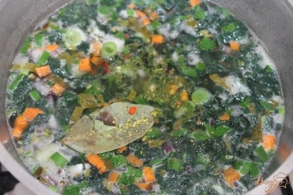 Добавить зелень в суп и специи по вкусу.