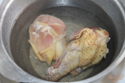 Для начала отварить курицу для окрошки.