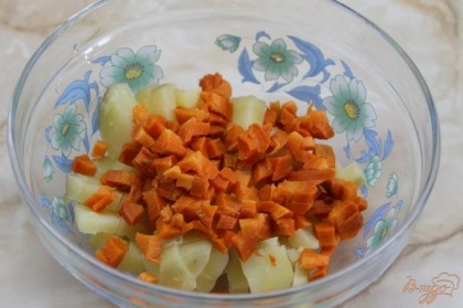 Картофель и морковь очистить и нарезать мелким кубиком.